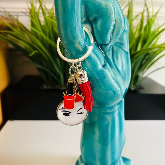 ❌❌SOLD❌❌💥Lot of 3💥Keychains tassel nail polish eye mascara makeup crown red pink - Picture 9 of 11